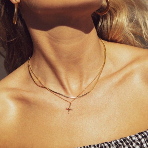 Missoma x Lucy Williams Gold Ridge Cross Necklace - Picture 3 of 16